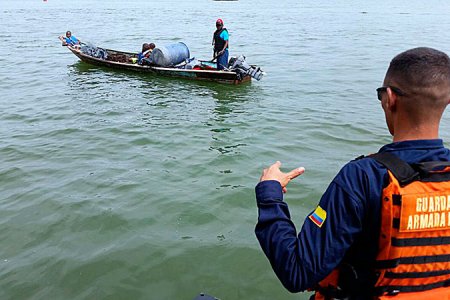 Armada Nacional rescata a familia que se encontraba a la deriva a bordo de una embarcación en aguas del pacífico