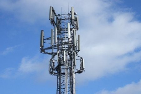 Una antena móvil emite tanta radiación como una bombilla de 100 vatios a un kilometro