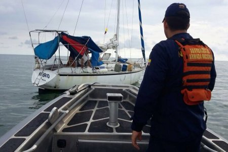 Armada Nacional rescata velero paname&ntilde;o a la deriva en aguas del pacífico
