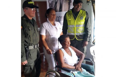Distrito Especial de Policía Buenaventura entrega silla de ruedas a una mujer con limitaciones físicas