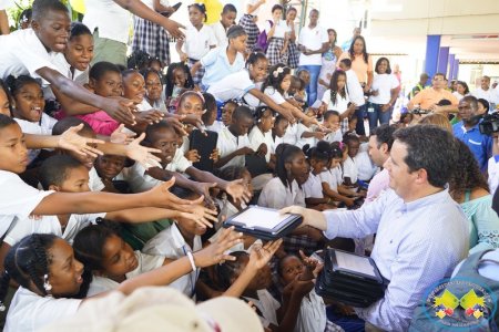 Mil equipos entre computadores y tabletas para educar llegarán a 23 instituciones educativas de Buenaventura