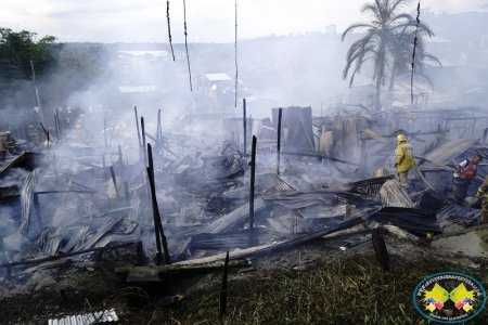 Incendio deja más de 17 casas incineradas en Gamboa