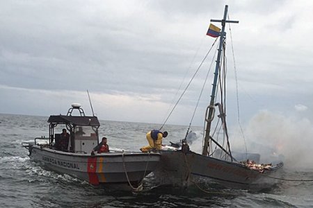 Barco de cabotaje se incendió, su tripulación y pasajeros resultaron ilesos