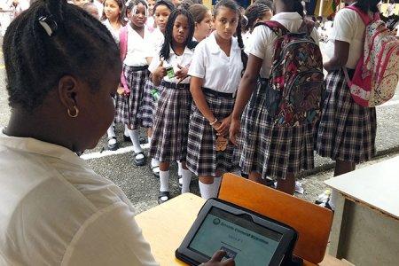 Con voto electrónico los estudiantes de San Vicente eligieron al contralor escolar