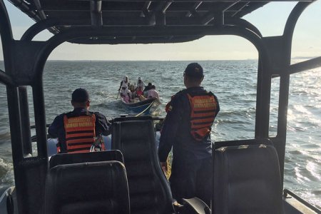 Armada Nacional rescata a seis personas en lancha a la deriva