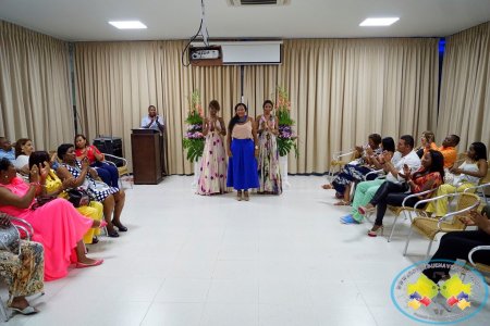 La dise&ntilde;adora de modas Damaris D'Moreno presentó su colección