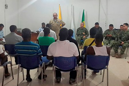 Armada Nacional apoya a la comunidad desplazada  de Guapi, Cauca
