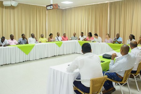 Dilian Francisca Toro se reunió en Buenaventura con candidato a la alcaldía, concejales y aspirantes a las JAL