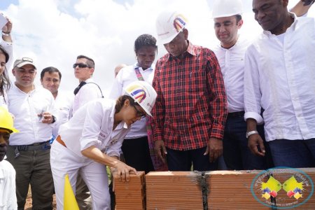 Ministra de Educación Gina Parody colocó primera piedra del Megacolegio San Antonio