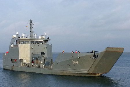 Buques logísticos de la Armada Nacional transportan agua para la población de Tumaco