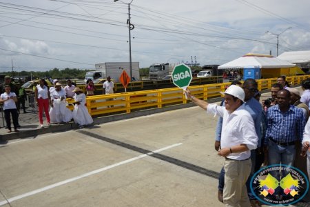 Vicepresidente German Vargas Lleras dio paso protocolario por el nuevo puente El Pi&ntilde;al de Buenaventura