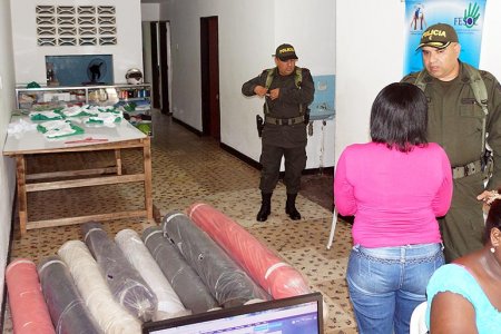 La Policía Nacional donó telas a fundación de Buenaventura para capacitar en modistería a mujeres cabezas de hogar