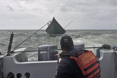 Dos embarcaciones a la deriva en el pacífico fueron rescatadas por la Armada Nacional