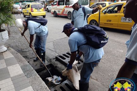 Inició limpieza de sumideros para prevenir inundaciones por mareas altas