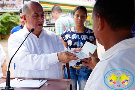 Gobernador hizo entrega simbólica de pasaportes en Buenaventura y las personas ya los pueden reclamar el 25 y 26 de noviembre