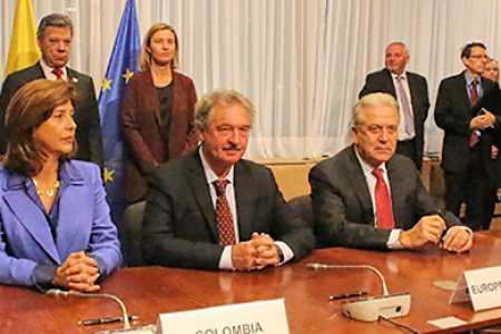 La Unión Europea firma acuerdo de exención de visa con Colombia