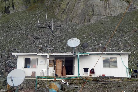 Dimar instaló Estación Remota de Servicio de Tráfico Marítimo en la Isla de Malpelo