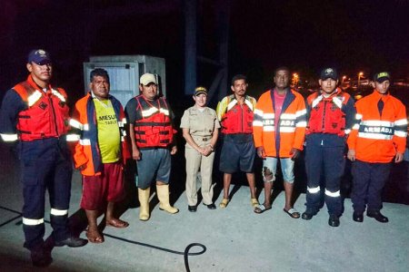 Guardacostas rescata a cuatro pescadores ecuatorianos en altamar