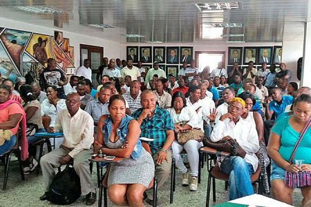 Alcalde Eliécer Arboleda se reunió con los consejos comunitarios para tratar el tema de avales a docentes