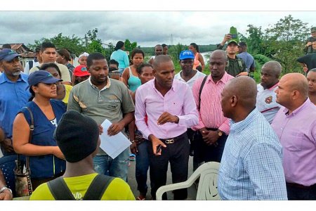Moradores del barrio Bahamas 2 sobre la vía alterna realizaron protesta