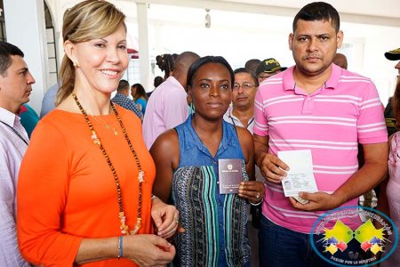 Gobernadora del Valle, Dilian Francisca Toro, participó en entrega de pasaportes en Buenaventura