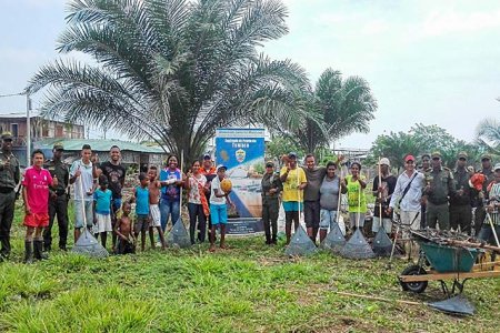 Dimar participó en jornada de limpieza en playa del Bajito Tumaco
