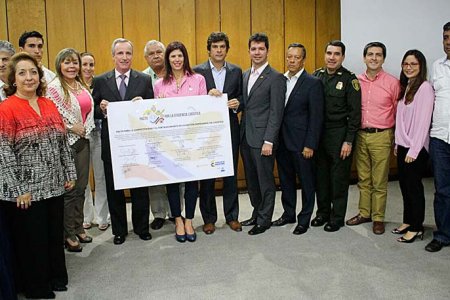 Firman pacto para que corredor Bogotá - Buenaventura opere 24 horas
