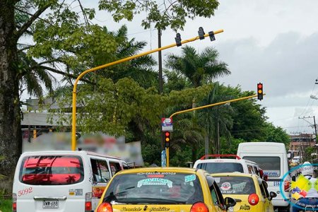 Conductores de vehículos piden que se instale nuevamente la semaforización en la avenida Simón Bolívar
