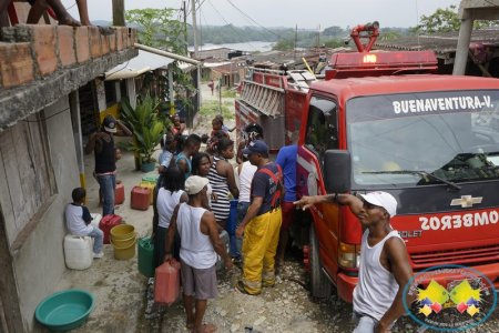 Luego de incendio en el barrio los Ángeles, bomberos repartieron agua a la comunidad