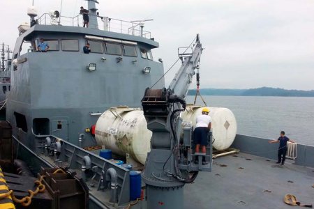 Armada Nacional inició transporte de aproximadamente 60.000 galones de agua potable a Ecuador