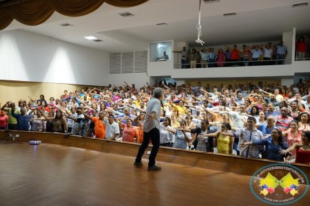 Papá Jaime llenó el auditorio de Comfenalco Valle Regional Buenaventura en su reapertura
