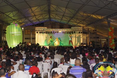 Ni&ntilde;os y sus padres disfrutaron de la obra “Fantasía Musical” de Comfenalco Valle en el Bulevar de Buenaventura