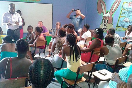 Secretario de Salud visitó  el barrio Santa Cruz para despejar dudas sobre algunas enfermedades