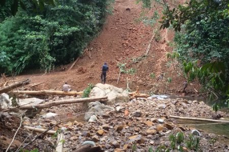 Guardabosques de San Cipriano ingresaron a la zona del derrumbe que presenta el río Escalerete