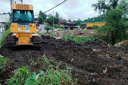 El EPA avanza en limpieza en el separador vial frente a la entrada del barrio Las Américas