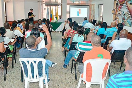 Estudiantes de las instituciones educativas José Ramón Bejarano y Simón Bolívar recibieron charla sobre el uso responsable del internet