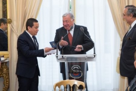 El Embajador de Colombia acompa&ntilde;ó a Yuri Buenaventura a recibir condecoración otorgada por el Senado francés