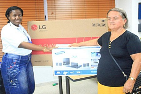 Inverpacífico entregó premios a ganadores de la promoción, apostadores seguirán participando con las colillas de julio
