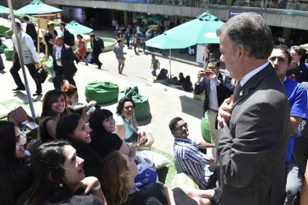 'Ustedes, las mujeres, deben llevar la batuta de la paz': Presidente Santos