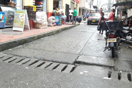 Hidropacífico refuerza limpieza de alcantarillado en sector comercial de Buenaventura