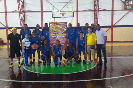 El equipo de baloncesto de la Unipacífico es nuevamente campeón