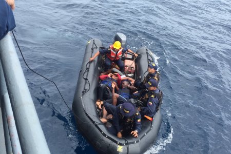 Armada Nacional rescató tres náufragos en el pacífico colombiano
