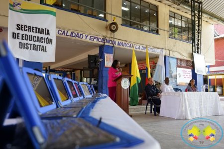 Secretaría de Educación realizó entrega de tabletas a 361 docentes de Buenaventura que participaron en Diplomado TICs
