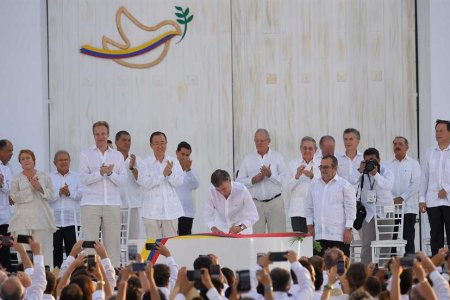 La paz germina YA!, expresó el Presidente Santos tras la firma del Acuerdo Final