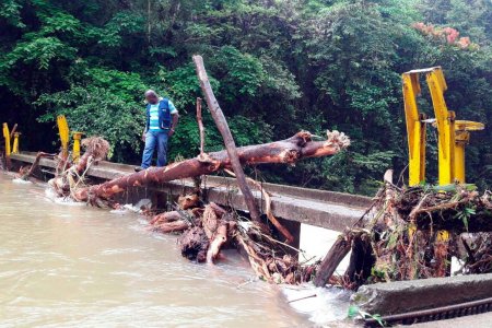 Taponamiento de la bocatoma en el río Escalerete obligó a suspensión del servicio de agua para toda la ciudad