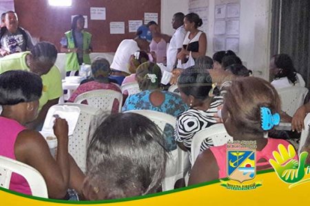 Vendedoras de mariscos de la plazoleta del barrio  Juan 23 reciben capacitación en manejo de residuos orgánicos e inorgánicos