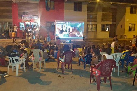 Policía llevó cine y entregó regalos en la comunidad de la Ciudadela San Antonio