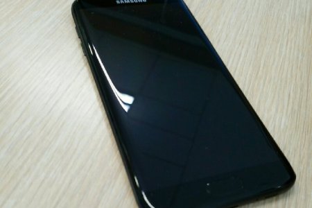 Aparecen las primeras imágenes del nuevo Galaxy S7 Edge negro brillante que competirá con los iPhone Jet Black