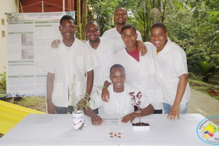 Los estudiantes de Agronomía de la Unipacífico extraen aceites esenciales de plantas cultivadas en el campus universitario