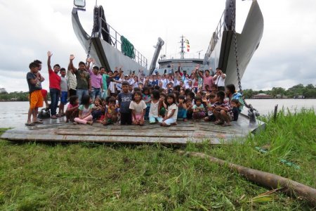 Comunidades indígenas reciben atención médica a bordo de un buque de la Armada Nacional en Chocó